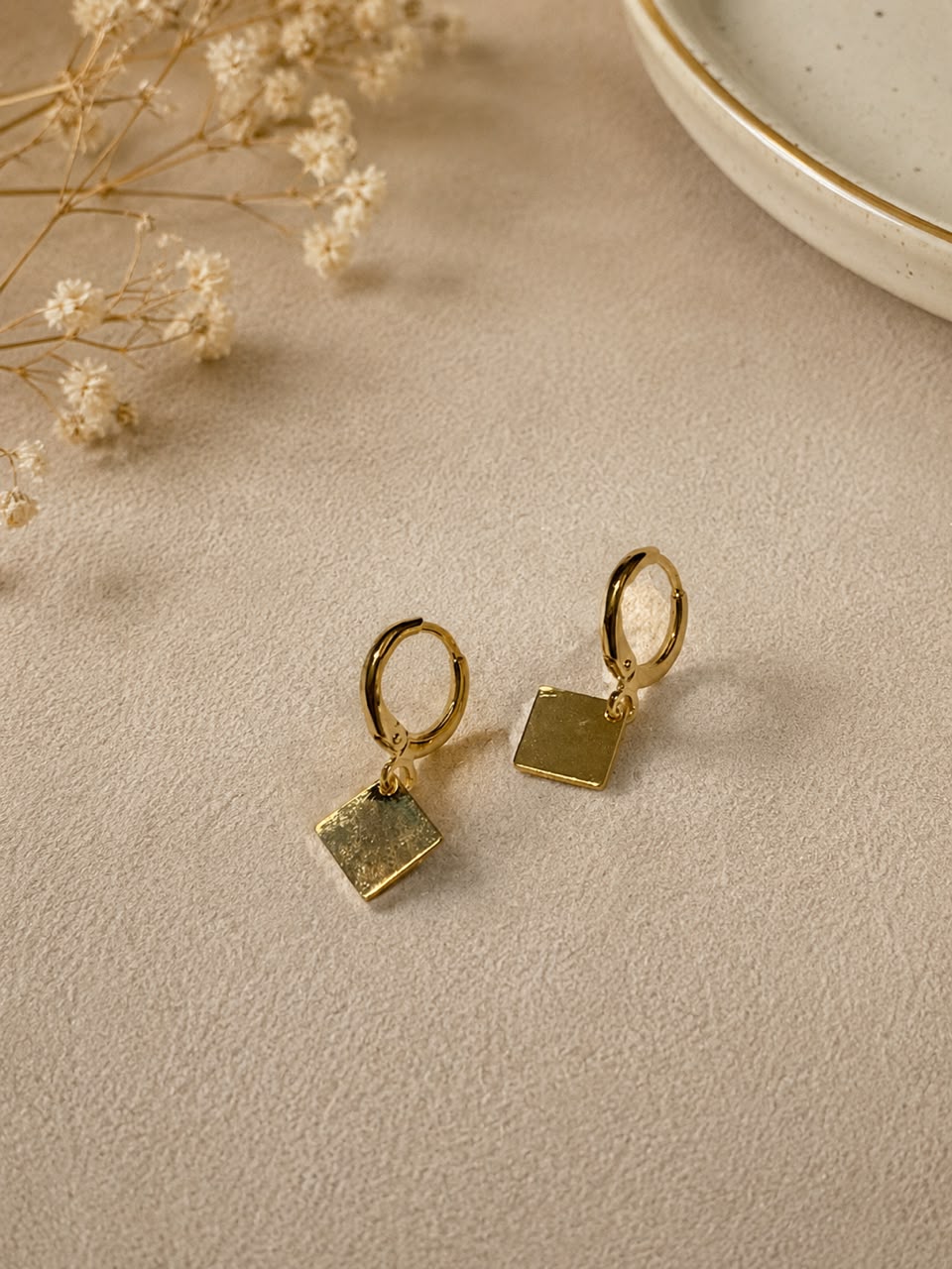 gold-toned huggie-style hoop earrings